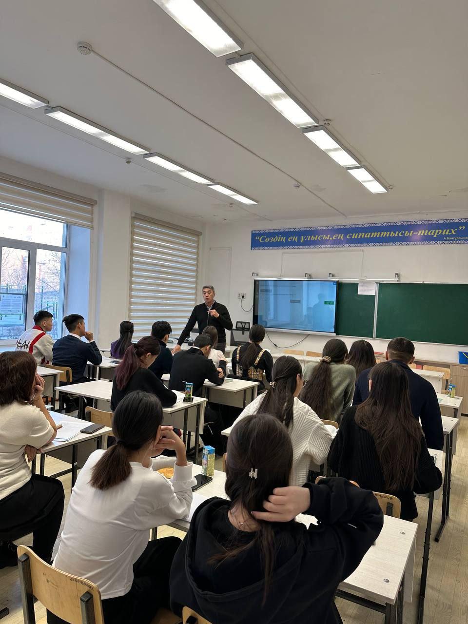 Тарих және география пәндер бірлестігінің онкүндігі  аясында, тарих пәні мұғалімі Купанов Е.А.. "ҚР көші қон саясаты" тақырыбында 11"А" сыныбымен ашық сабақ өткізді.