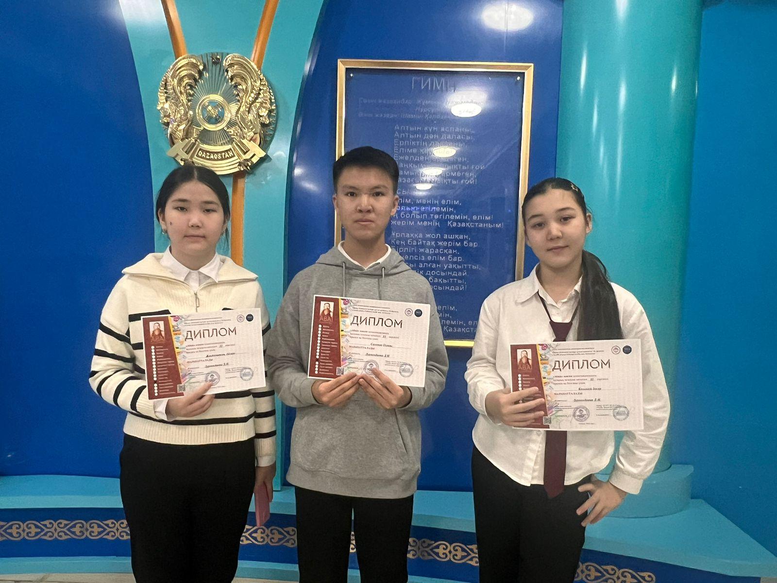 Өрлеу БАҰО ұйымдастырған "Абай" пәндік олимпиадасының қалалық кезеңі бойынша ағылшын тілі пәнінен жүлделі орын алған оқушылар Мұратова А, Ерлан К,Сакенов О,Көкенай І, Жасболатова А. Пән мұғалімі: Дурмекбаева Д.Н ҚҰТТЫҚТАЙМЫЗ!👏👏👏👏