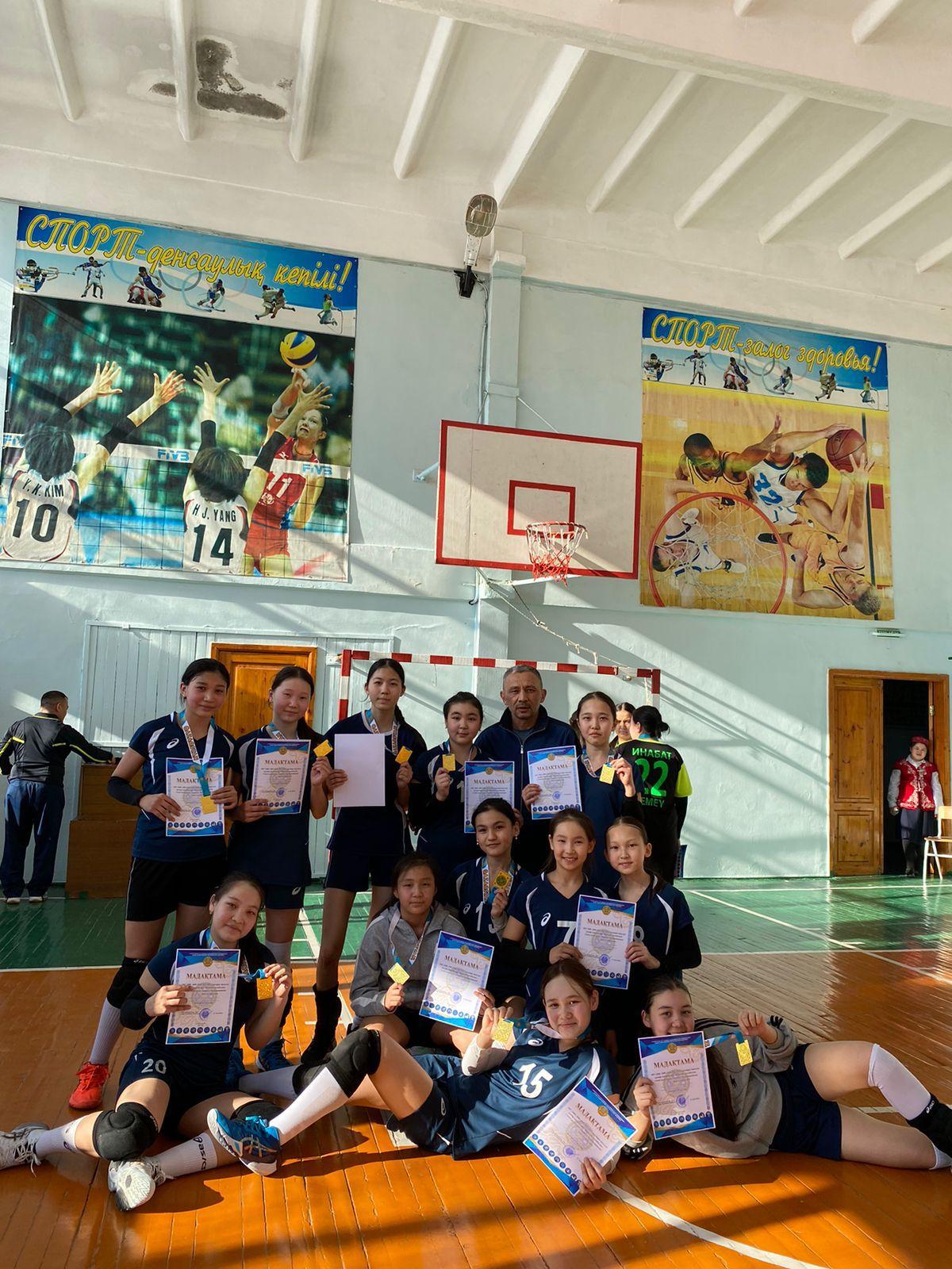 2011-13ж/т қыздар арасындағы волейболдан қалалық  көктемгі чемпионаттан біздің оқушыларымыз🥇🏆1-орын иеленді. Облысқа жолдама алды.  Жетекші мұғалім: Оңалбаев Е. Т.
